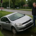 Politie redt bestuurder met ladder uit sloot Barneveld